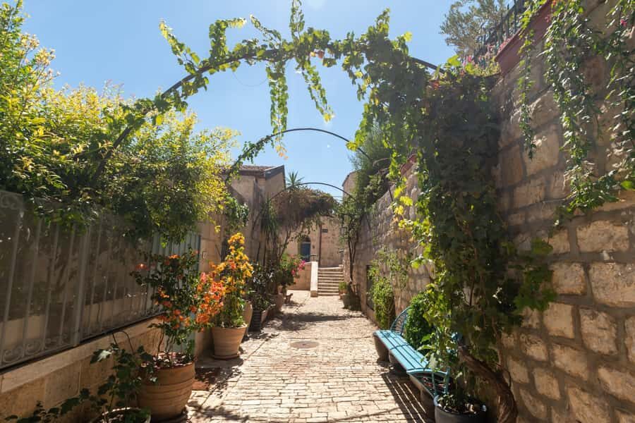 Jerusalem: Best of Jerusalem Day Tour - Via Dolorosa and the Church of the Holy Sepulchre: iconic, crowded, and time-aware