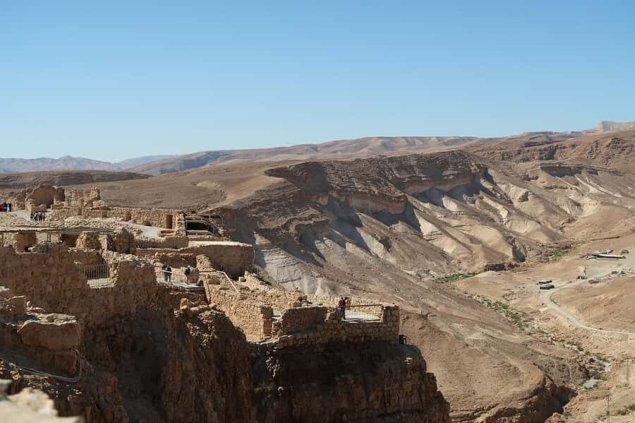 Massada and the Dead Sea in Russian - The guided ascent at Masada: ruins become a story