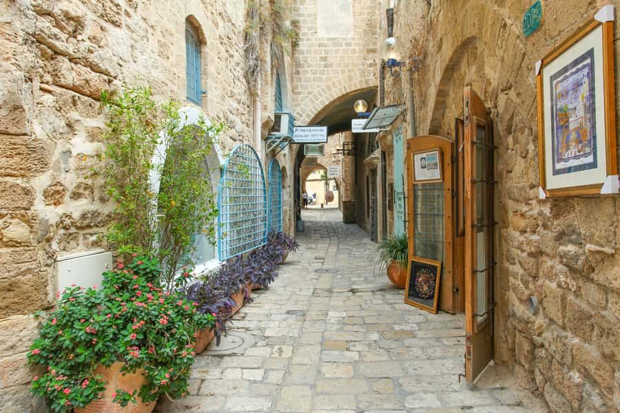 Tel Aviv: Jaffa & Carmel Market Walking Tour - Walking into Old Jaffa, with the sea doing the talking